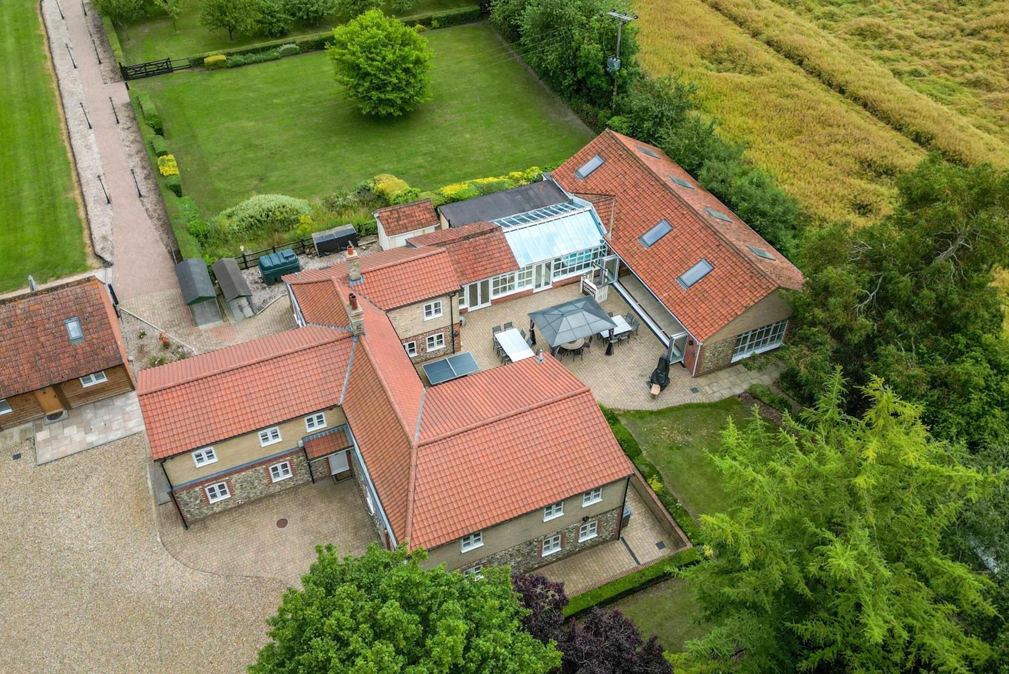 Cottage In Norfolk Sleeps 23 - Private Pool, Fishing Lake, Hot Tub Ref 99008Sc Hockham Exterior photo