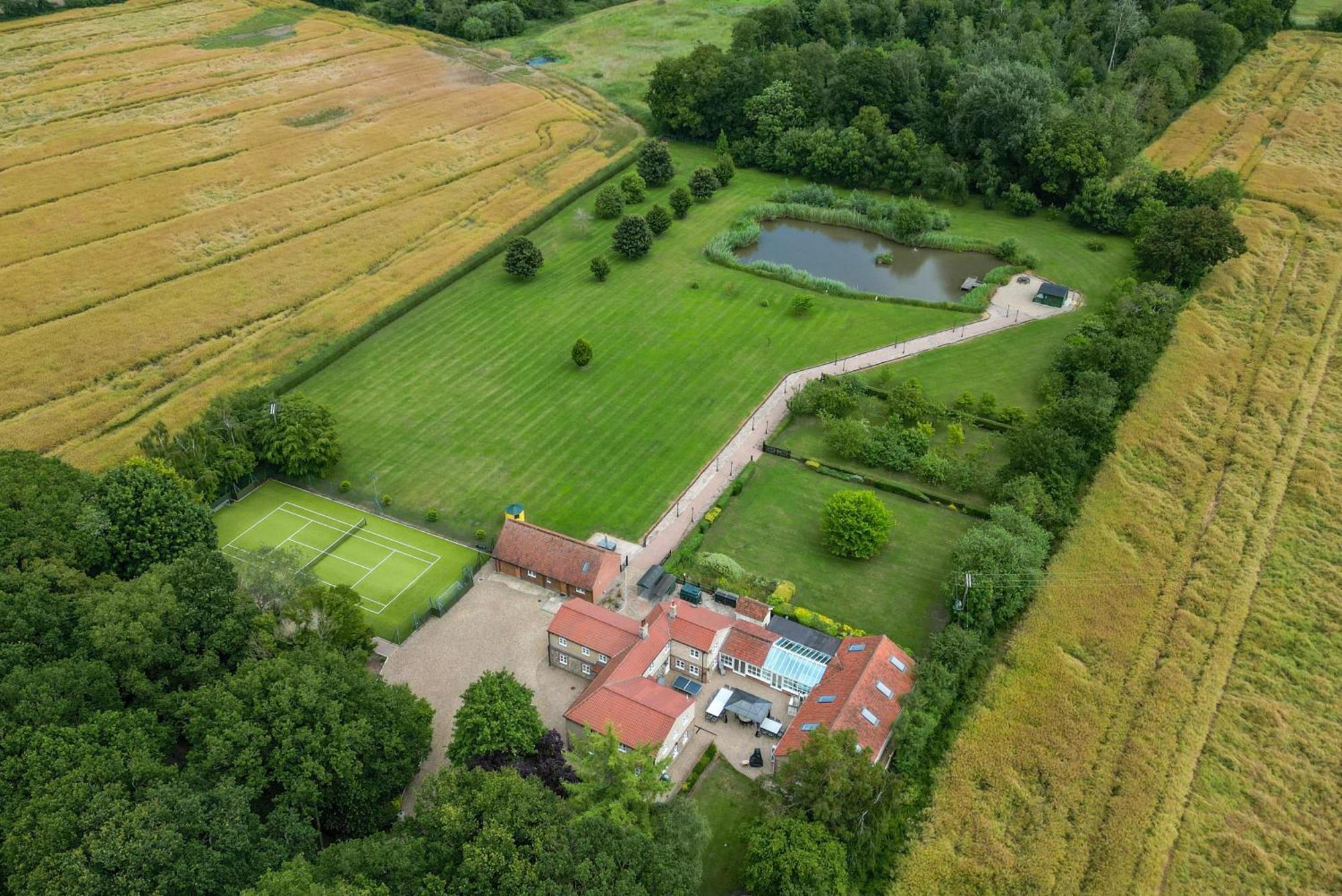 Cottage In Norfolk Sleeps 23 - Private Pool, Fishing Lake, Hot Tub Ref 99008Sc Hockham Exterior photo