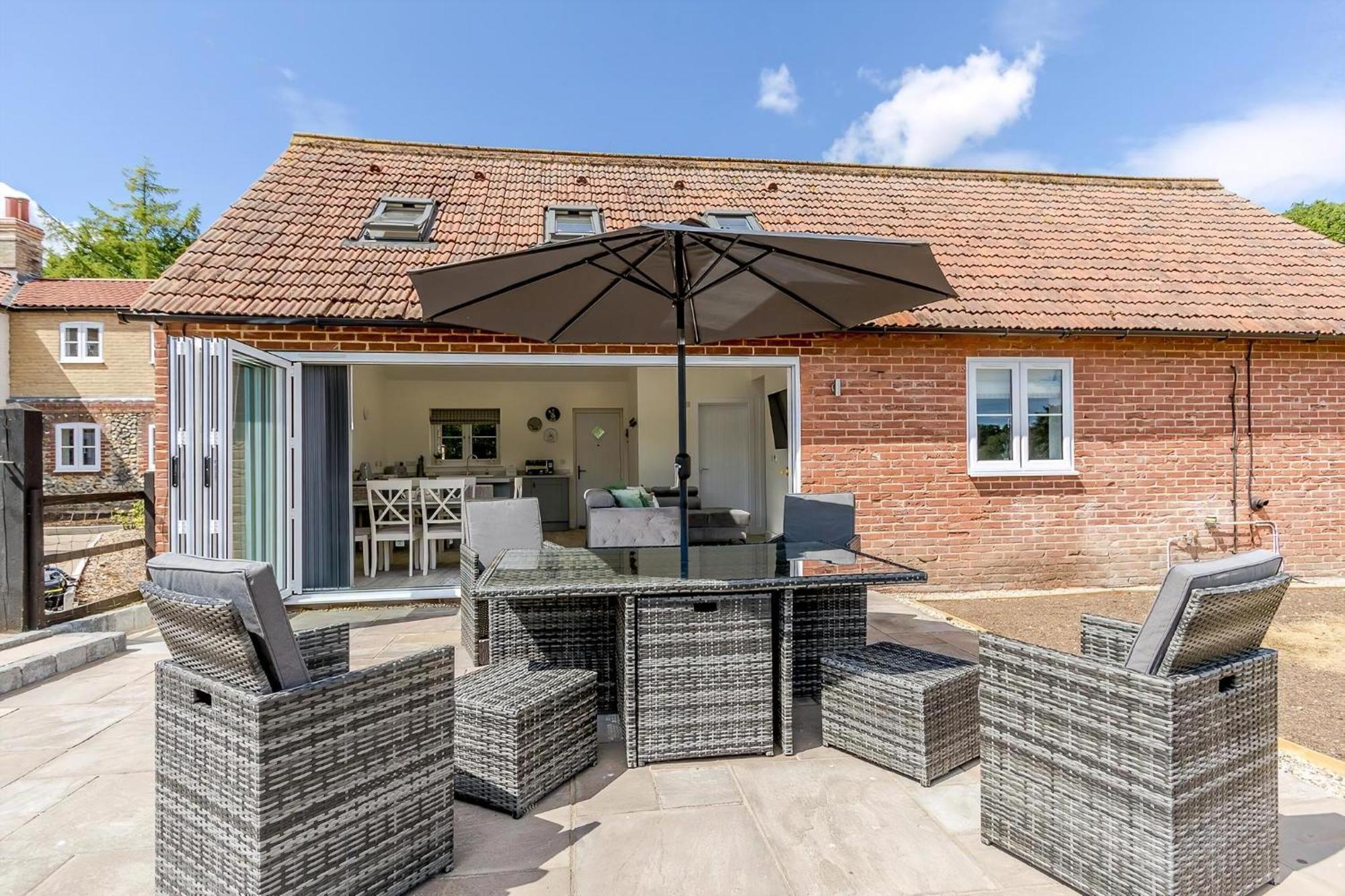 Cottage In Norfolk Sleeps 23 - Private Pool, Fishing Lake, Hot Tub Ref 99008Sc Hockham Exterior photo